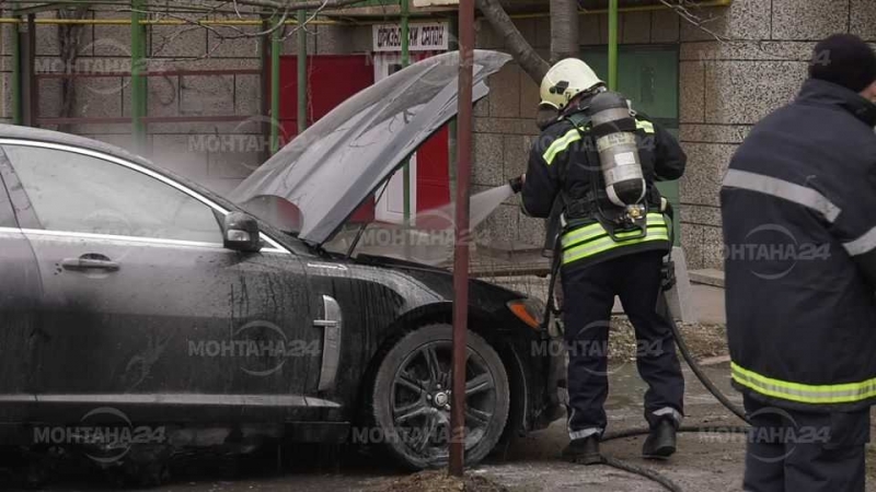 Лек автомобил Ягуар се запали в движение и изгоря частично
