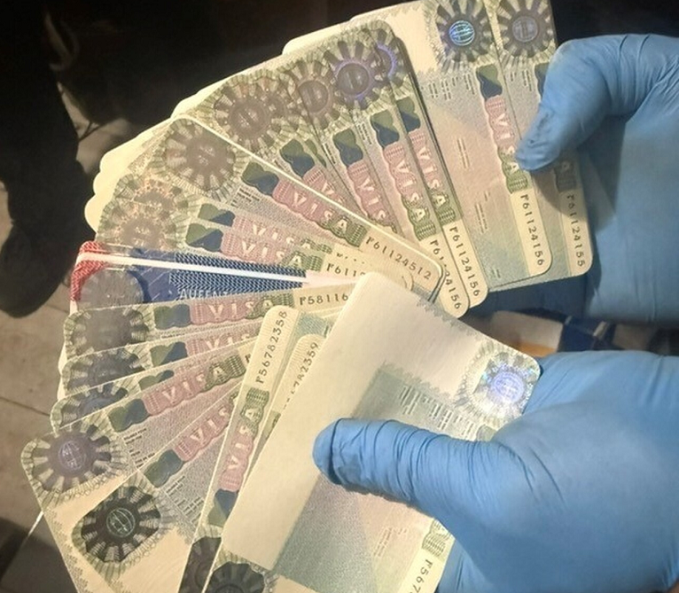 Разбиха канал за фалшиви документи и евробанкноти в София, 2-ма са задържани /снимки/