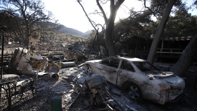 Пожарникарите в Калифорния частично са овладели големия горски пожар който