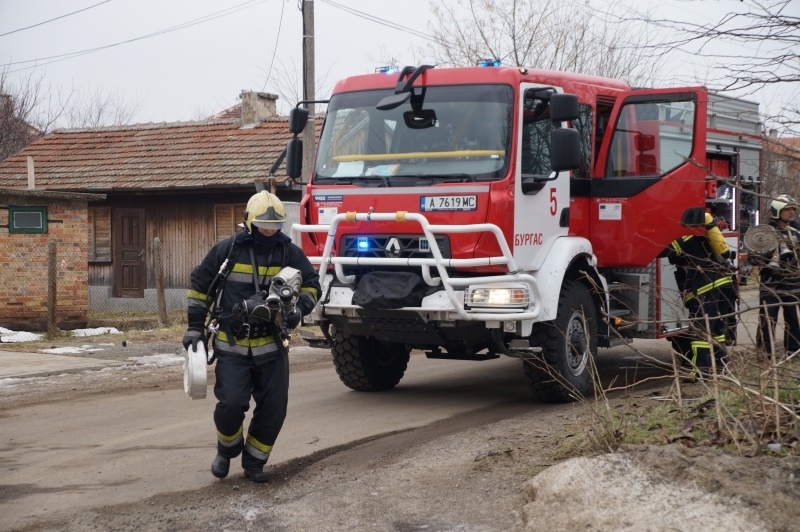 Голям пожар е горял в къща в Монтана съобщиха от