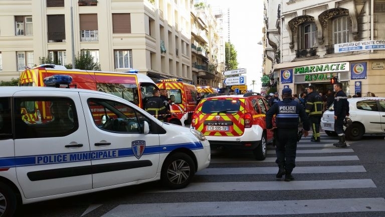 Тежък пътен инцидент е станал в Париж с електрическо такси.