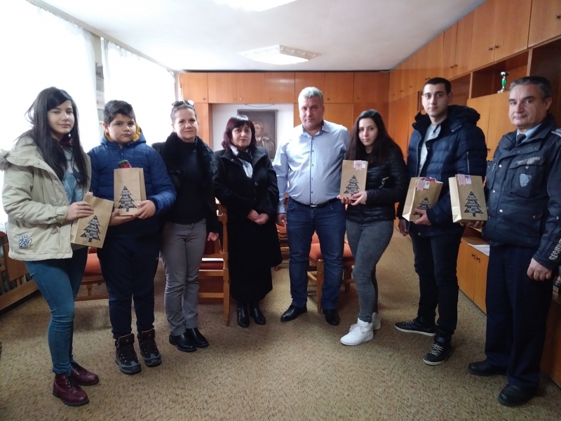 8 момичета и момчета 3 от които завършващи студенти получиха