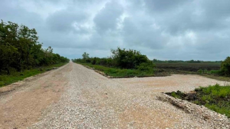 Приключи полагането на последния изравнителен слой трошен камък на пътя