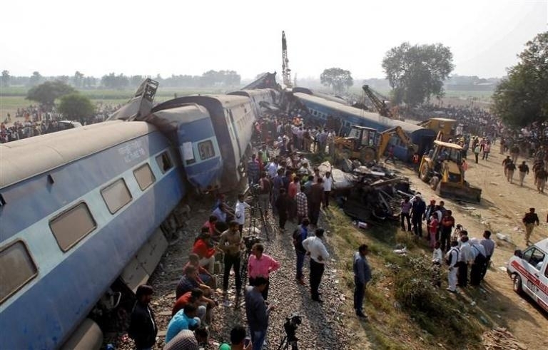 Влак в Индия прегази и уби 15 души, които били