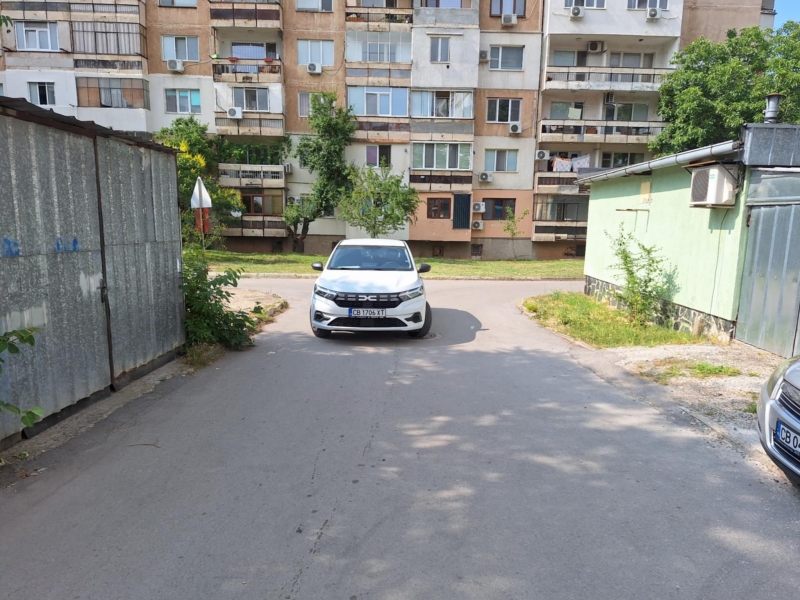 Женски изяви! Шофьорка блокира улица пред блок във Враца /снимки/