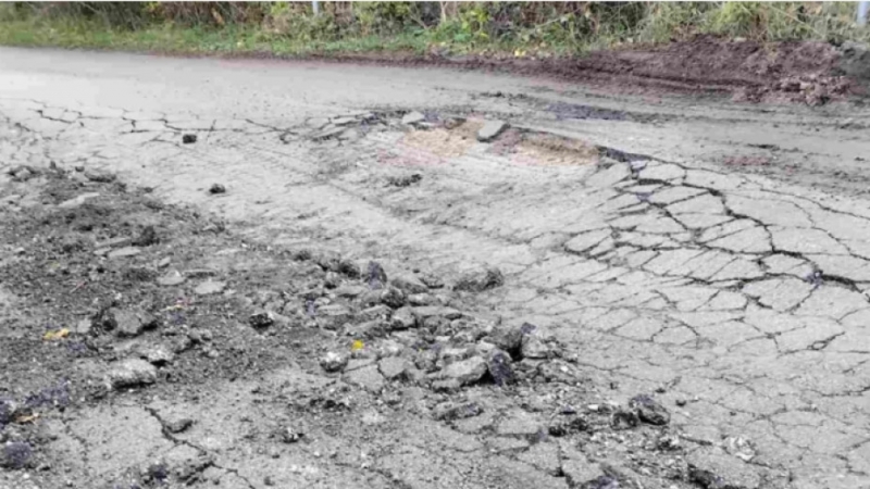 Камиони превозващи материали за път в ремонт причиниха щети по