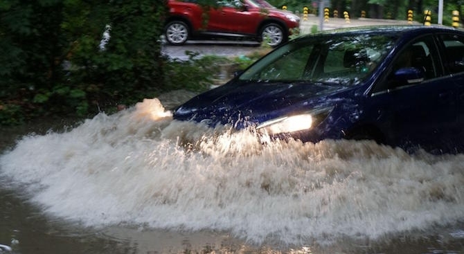 Пороен дъжд и силна градушка се изсипаха в Благоевград За