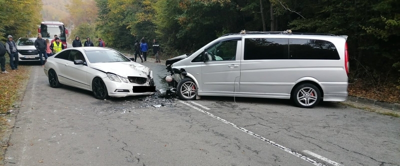 Осем души пострадаха при катастрофа между автомобил и микробус на пътя Могила Стара Загора Сигналът е получен в 11 часа  Инцидентът е станал след