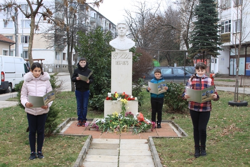 Деца от СУ Христо Ботев във Враца почетоха Апостола на