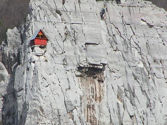 40 метрова мартеница ще бъде спусната от отвесите на Лакатнишките скали