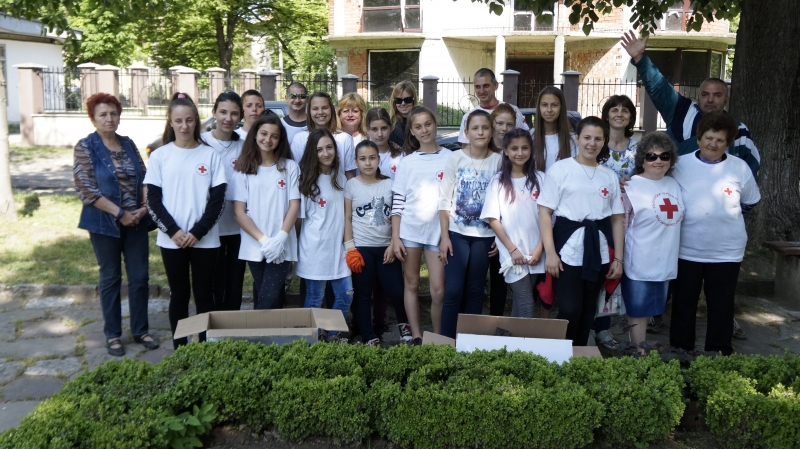 Над 40 броя цветя бяха засадени пред бюст паметника на