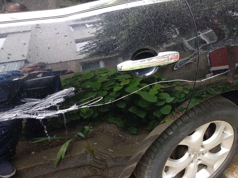 Тарикат надра колата на врачанин посред бял ден съобщиха от