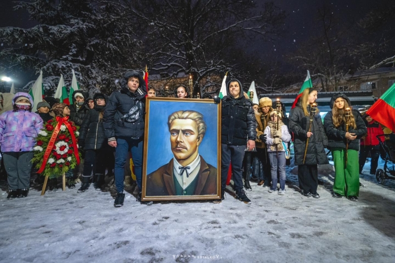 Стотици отдадоха почит пред паметта на Васил Левски във Враца /снимки/