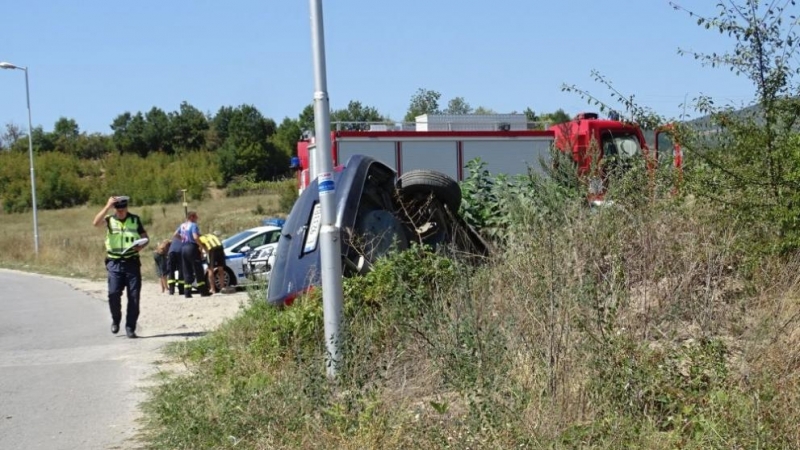 Автомобил излетя от пътя край Симитли и се обърна в