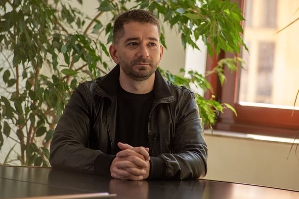 Слави Василев: Играта е между големите трима мъже в държавата - Борисов, Пеевски и Радев
