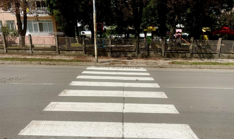 Опресняват всички пешеходни пътеки край детските и учебните заведения ...