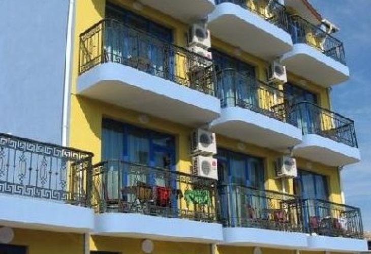 Дългове извадиха на публична продан два хотела по морето Търговете