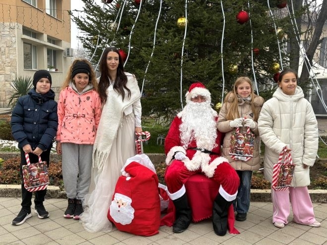 Дядо Коледа и Снежанка посетиха Вършец по повод предстоящите празници