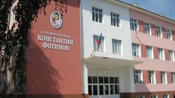 Учениците и учителите от ОУ Никола Първанов СУ Димитър Маринов