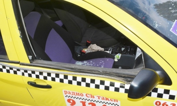 Четирима дрогирани младежи нападнаха и ограбиха таксиметров шофьор край Казанлък
