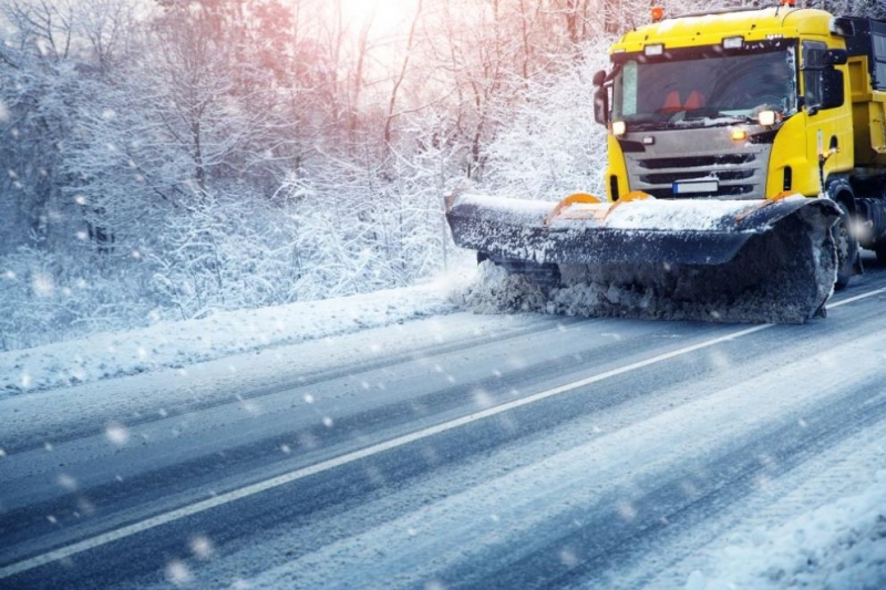 Машини разчистват петметров сняг от пътищата по високите места в окръг Анталия докато