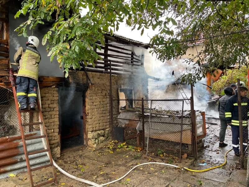 Пожар избухна в частен имот в Монтанско съобщиха от полицията Пламъците