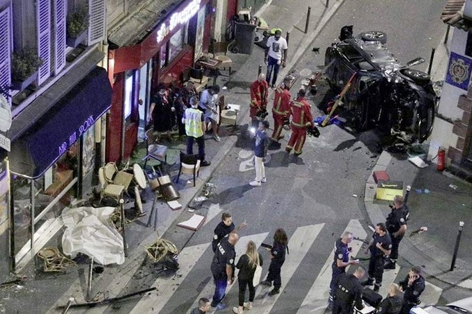 Кола се вряза в откритата тераса на парижко заведение в