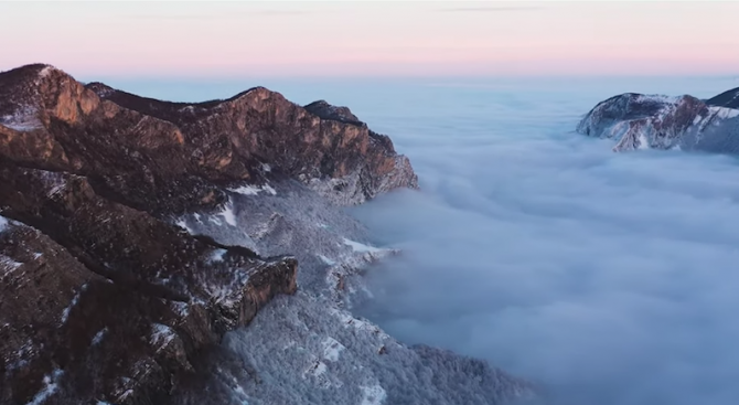 Билата на Врачанския Балкан издигнати над бурно кипящо море Картината