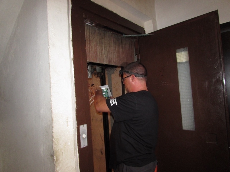 Пожарникари вадиха жена от заседнал асансьор в Лом научи BulNews bg Инцидентът