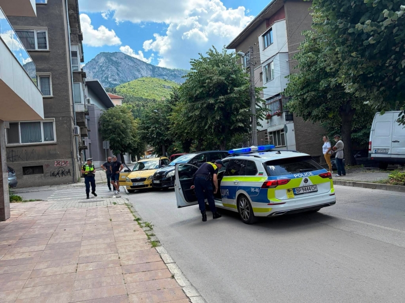 Два автомобила се удариха на кръстовище във Враца видя отново