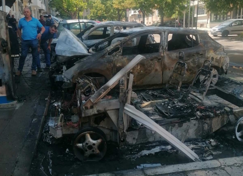 Във Варна се взриви лек автомобил, докато е бил включен в зарядна станция /снимки/