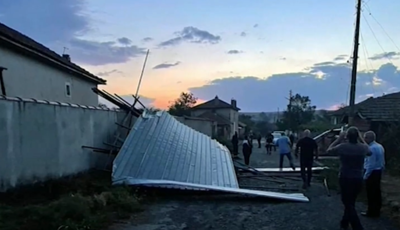 Смерч връхлетя тополовградското село Орлов дол и нанесе щети на