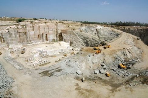 Двама работници са пострадали при трудова злополука на кариера в