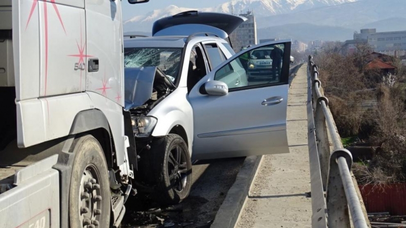 Пътен инцидент между ТИР и Мерцедес е станал край Благоевград