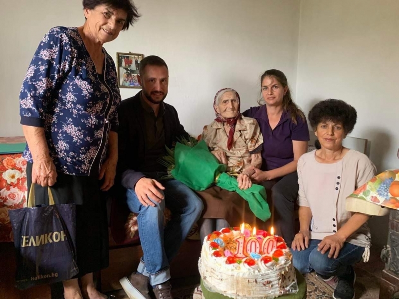 Елена Рапонкьова от село Мраморен отбелязва своя 100 годишен юбилей В празничния