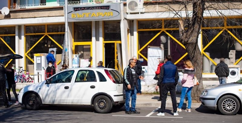 Погнаха магазин „България“ в Мездра, заплашиха го със затваряне /снимки/