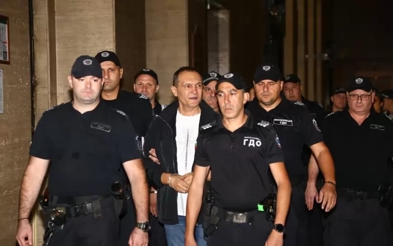 НАП вдигна запори за близо 50 млн. лева от фирми на Божков