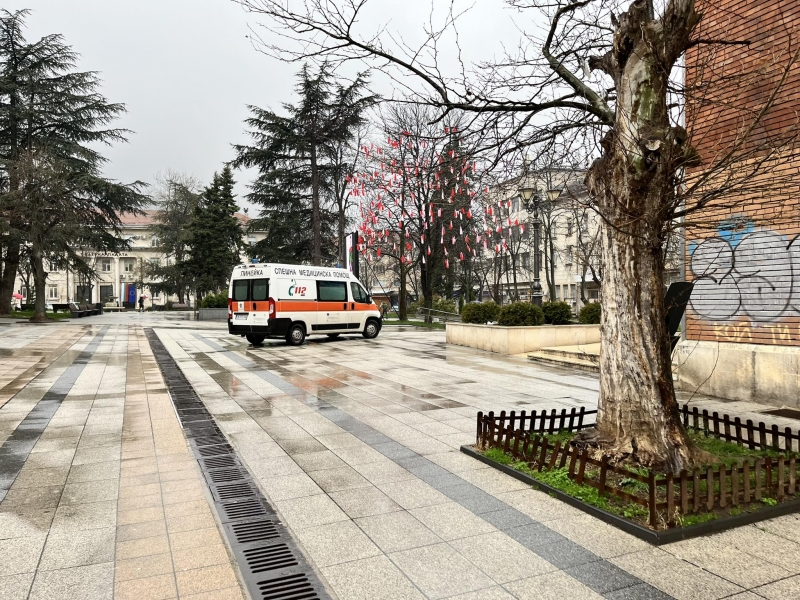 Сирени на линейка огласиха центъра на Враца в дъждовния четвъртък,