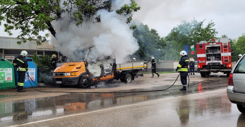 Пламнало камионче вдигна накрака 2 екипа пожарникари във Видин научи