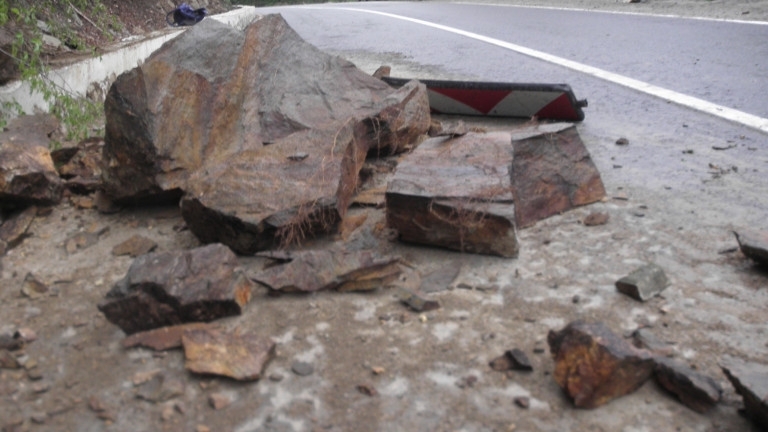 Временно движението се извършва двупосочно в платното за Перник на