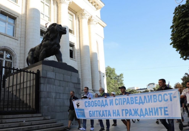 Протестиращи и представители на "БОЕЦ" блокираха централния вход на Съдебната