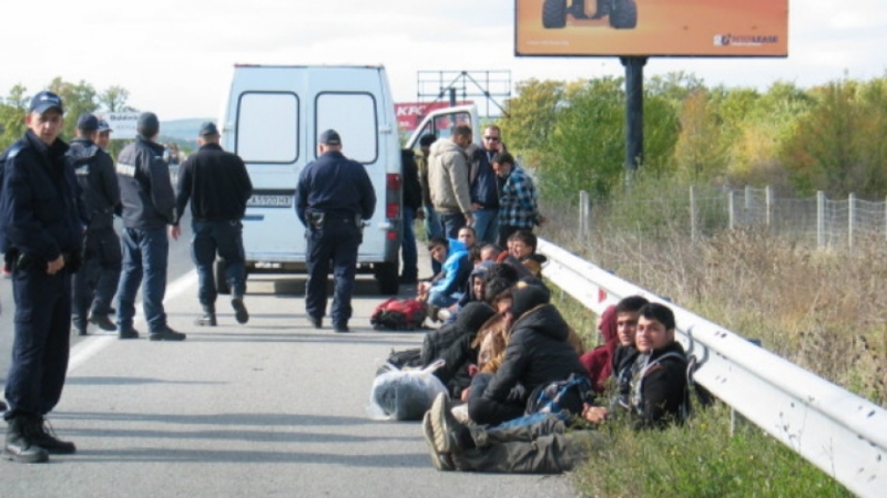 29 мигранти са задържани на автомагистрала Тракия“.
Мигрантите са хванати в района на