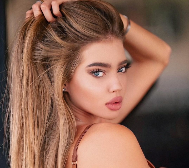 Сексапилната украинка Ангелина Шахрайчук приклещи Григор Димитров и Новак Джокович