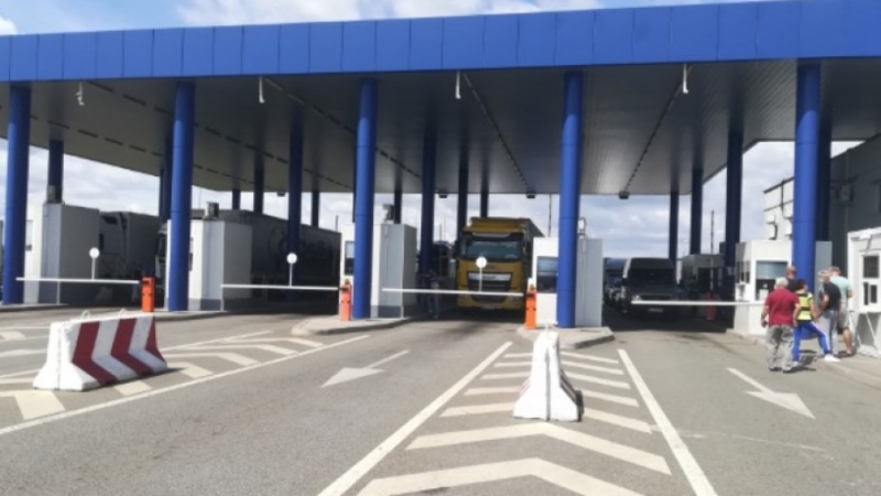 8940 дрехи маратонки и парфюми с лога на различни защитени