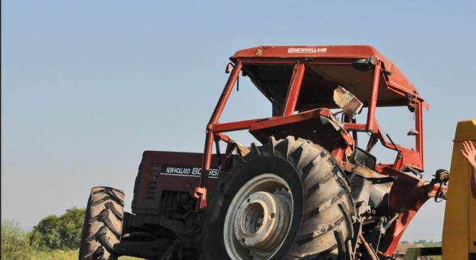 Един човек е пострадал при катастрофа между трактор и лек