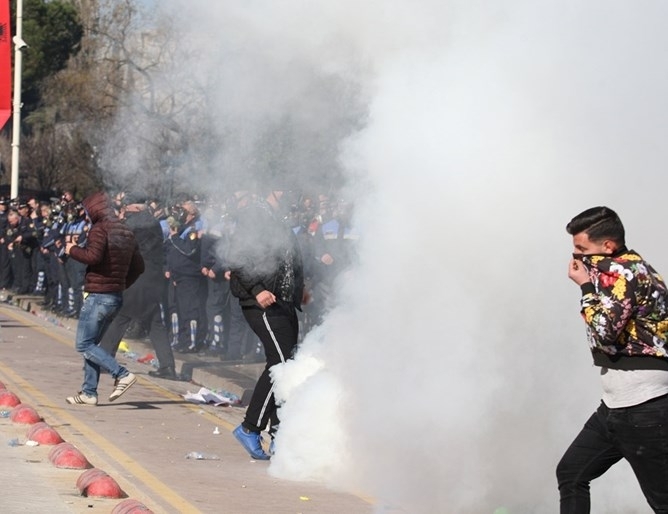 Поддръжници на албанската опозиция днес обградиха сградата на парламента в
