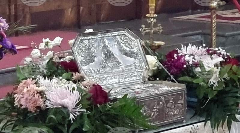 Стотици миряни се поклониха и помолиха за здраве пред мощите