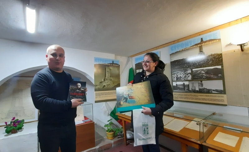 С Фотодокументалната изложба Строителите на паметника на свободата Музеен комплекс