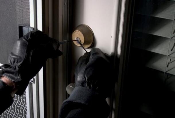 Непълнолетен е откраднал уреди за озвучаване в Грамада съобщиха от