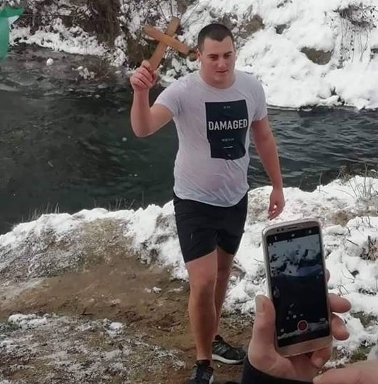 18 годишният Георги Василев Замфиров от Вършец спаси Богоявленския кръст Той